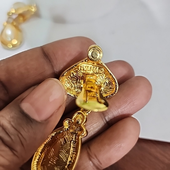 Ivana Trump Pearl earrings.  Clip ons - Picture 3 of 5